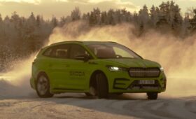 Проехал боком: Skoda Enyaq RS установил рекорд Гиннесса по дрифту